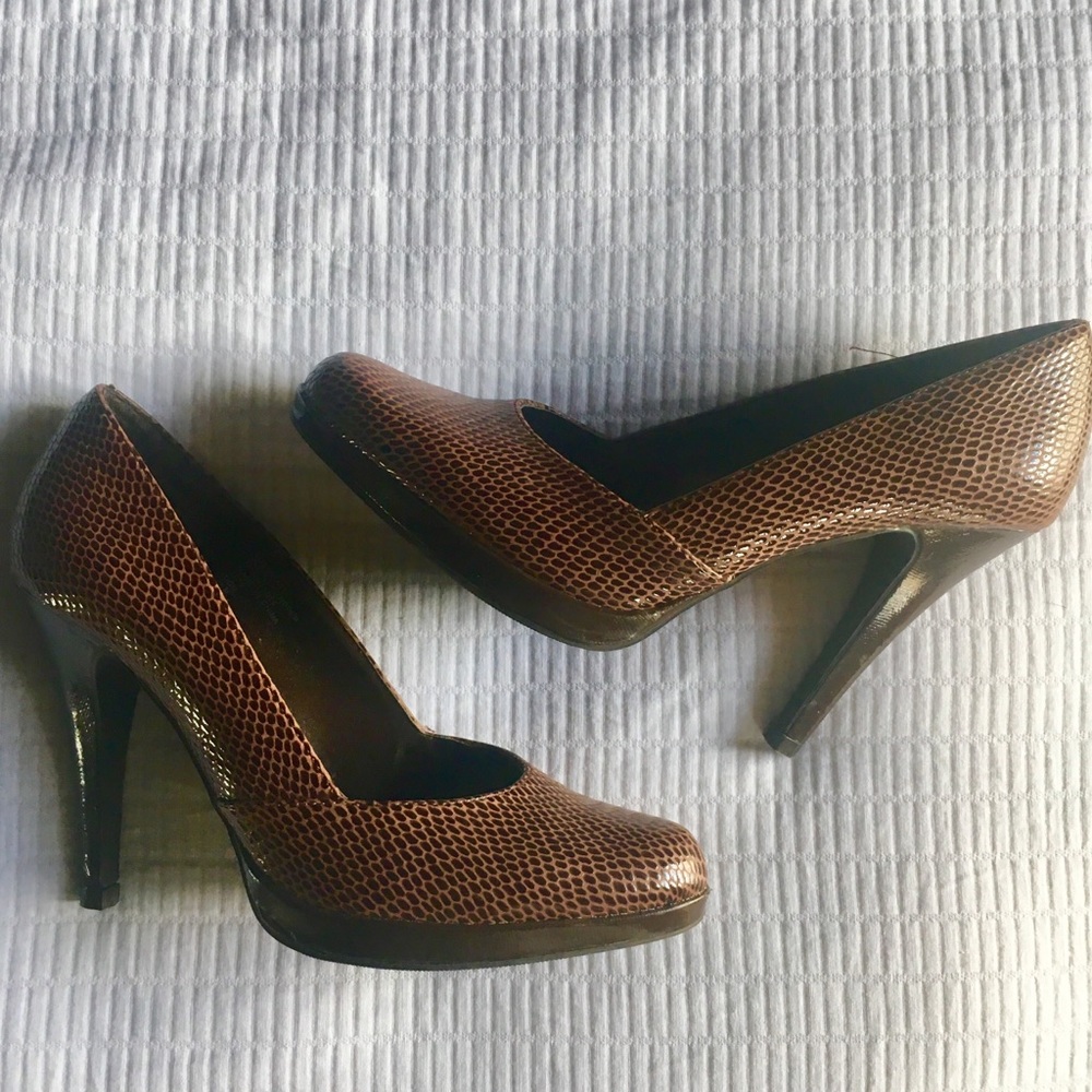 Snakeskin brown heels